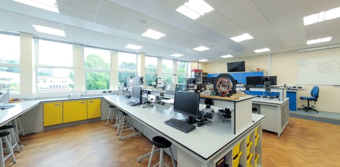 Labordy addysgu ffiseg gyda gorsafoedd gwaith, cyfrifiaduron ac offer labordy