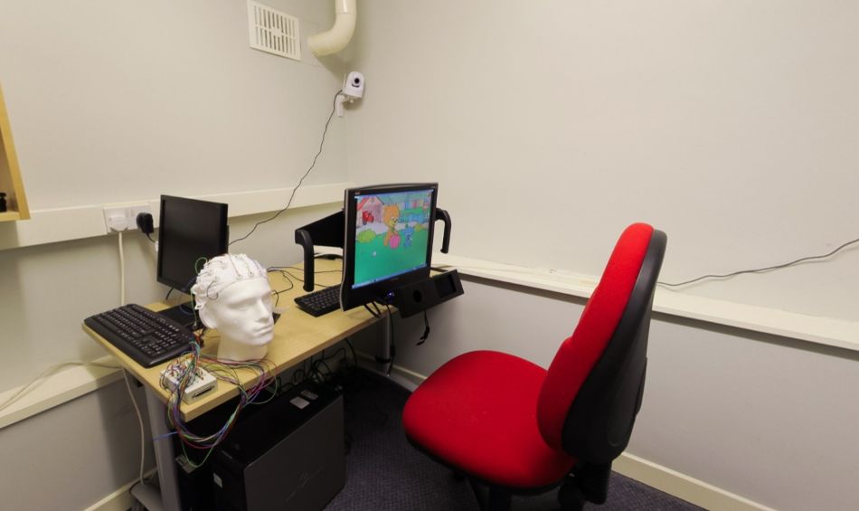 Ystafell ymchwil olrhain llygaid gyda gorsaf gyfrifiadurol ac offer EEG