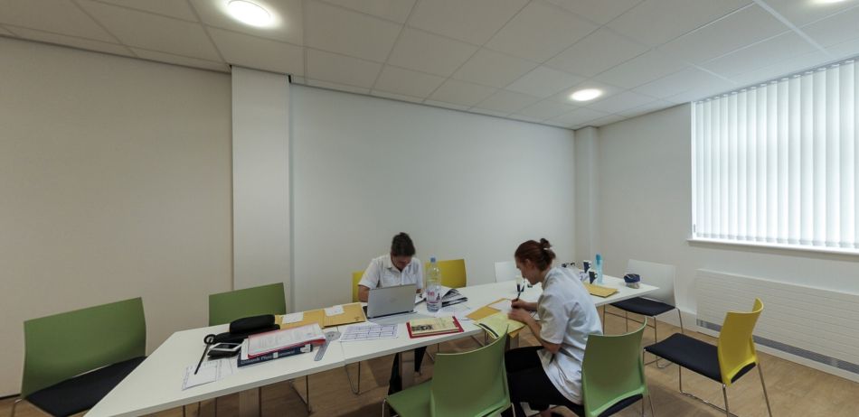 Ystafell grŵp myfyrwyr gyda byrddau, cadeiriau a lle astudio cydweithredol