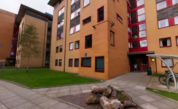 Llwybrau cerdded rhwng adeiladau llety modern 
