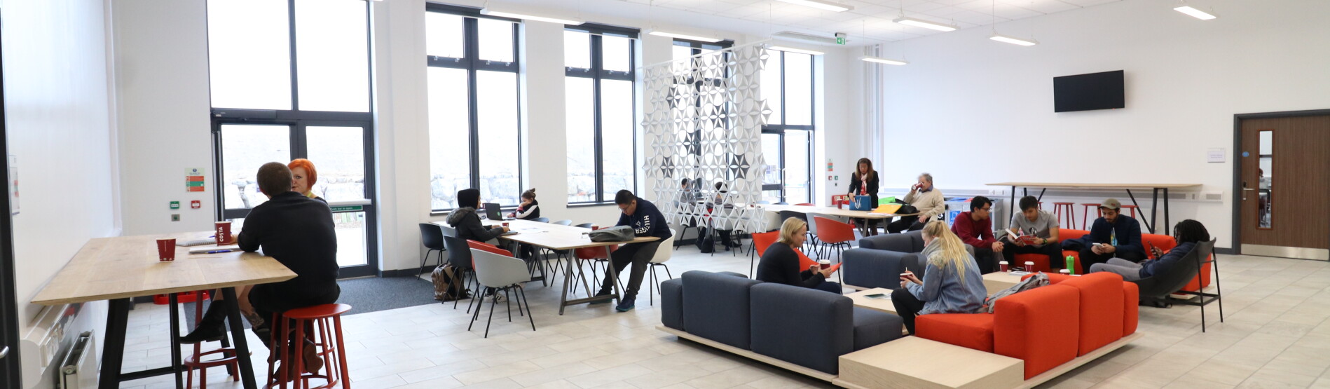 pobl mewn siop goffi