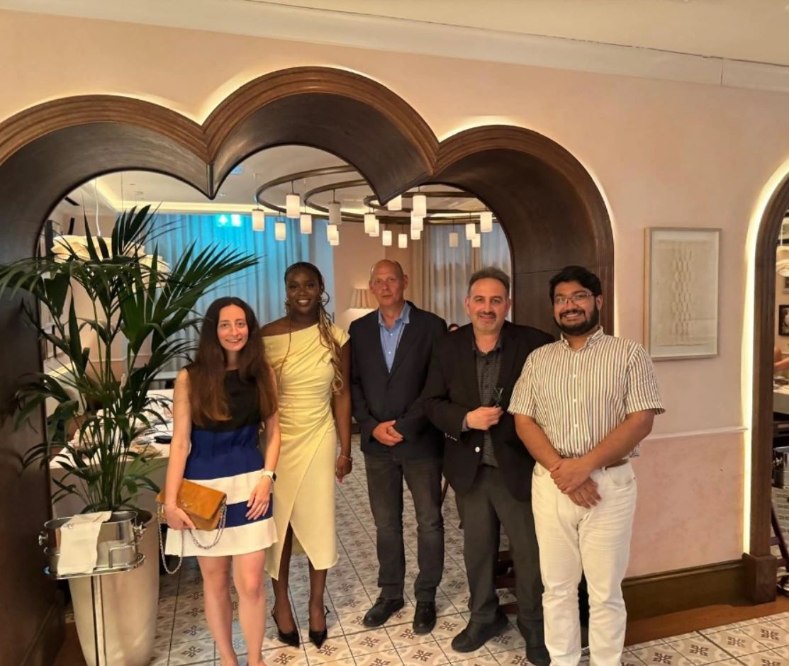 Delwedd o Matt Hannaford, Ece Birinci, Vishesh Tyagi a'r Athro Soyer yn y seremoni wobrwyo