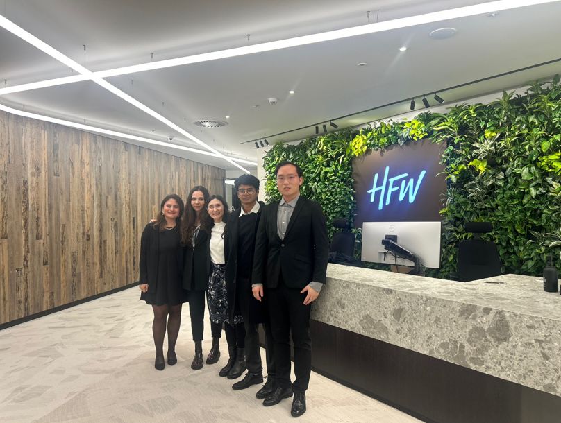 Ein myfyrwyr LLM yn mynychu Seminar Golygfa Forwrol Llundain