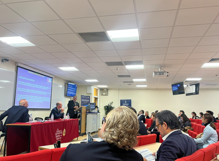 Yr Athro Sawyer yn rhoi Cyflwyniad