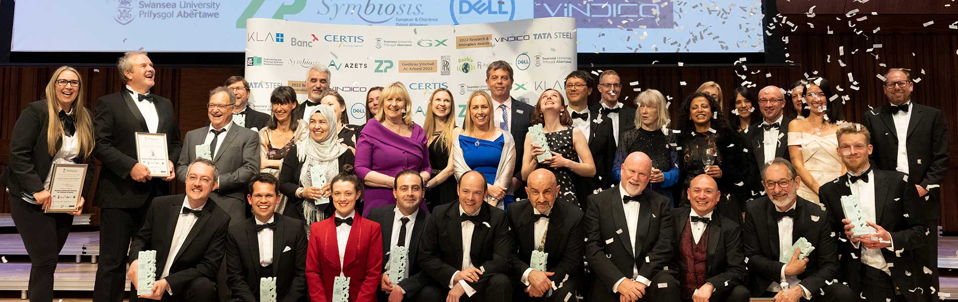 Enillwyr gwobrau ar y llwyfan o wobrau Ymchwil ac arloesi blaenorol 2022