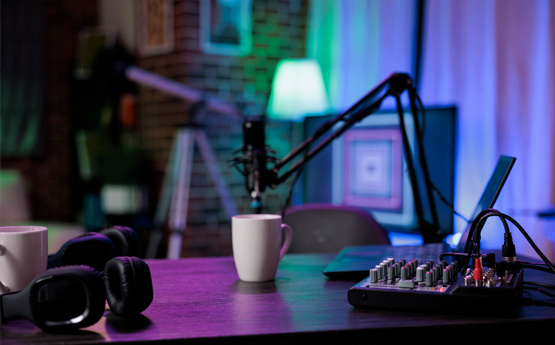 Desg gyda dau feicroffon ymlaen