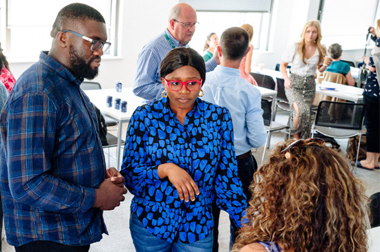 Dyn a menyw yn siarad â menyw