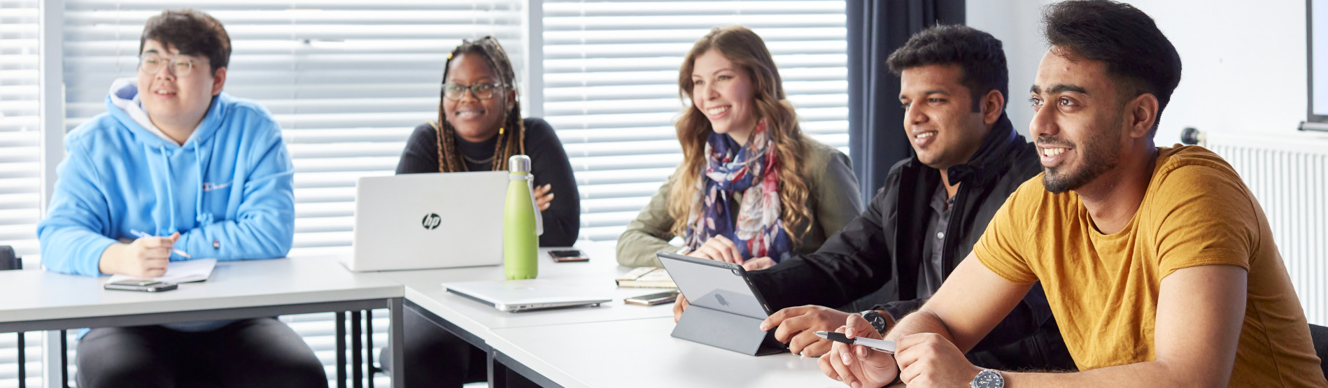 myfyrwyr mewn seminar