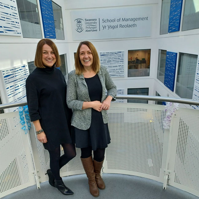 Academydd o'r Ysgol Reolaeth yn Dathlu Gwerslyfr Newydd ar Entrepreneuriaeth ac Arloesi