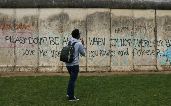 Alqam Mwambu in Berlin Grafitti Wall 
