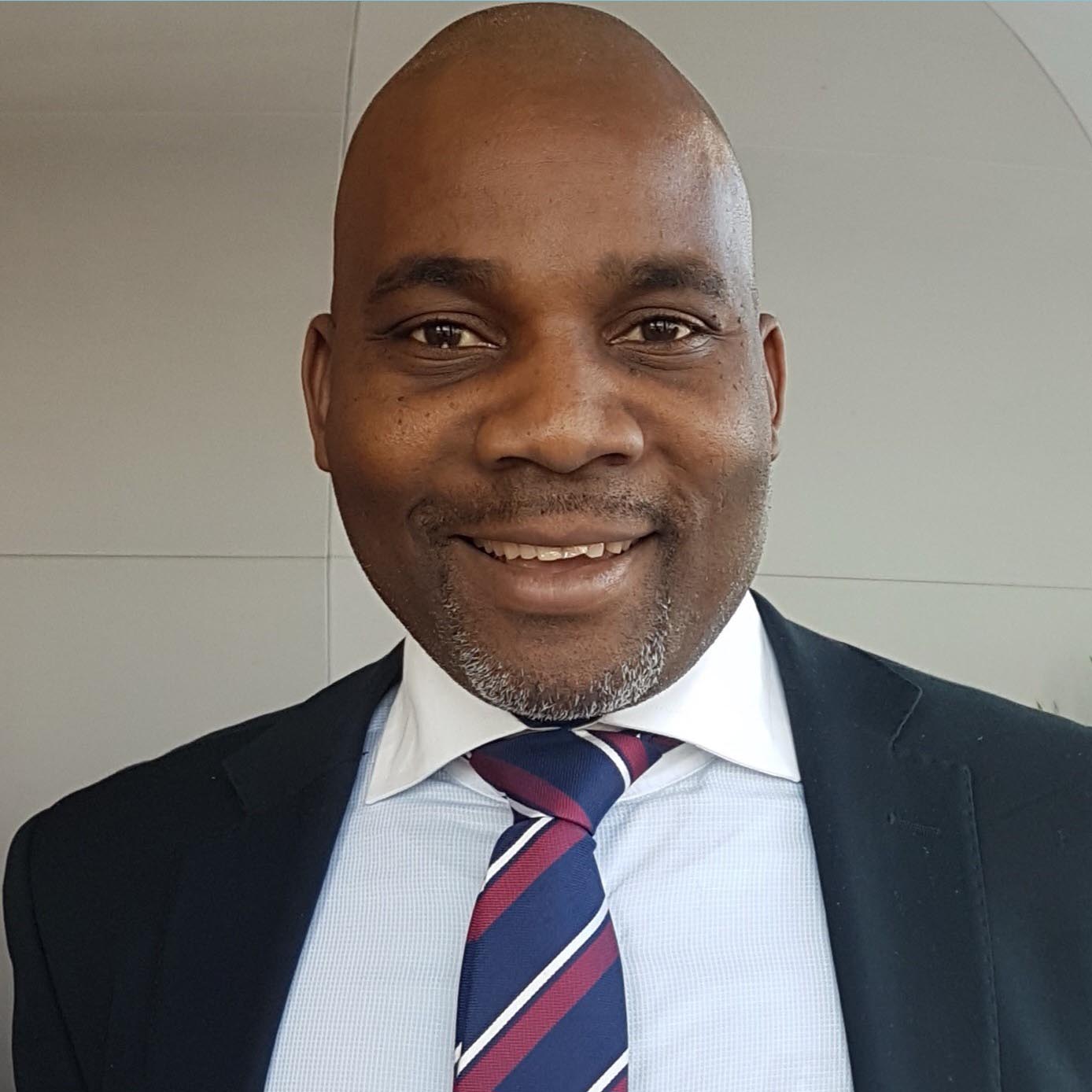 A head shot of Omololu