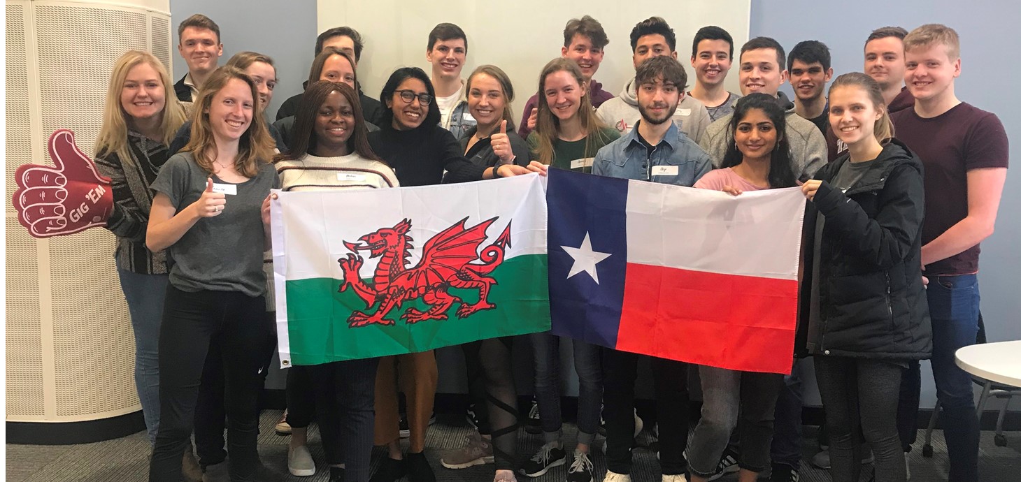 A picture of students on a previous exchange from Texas