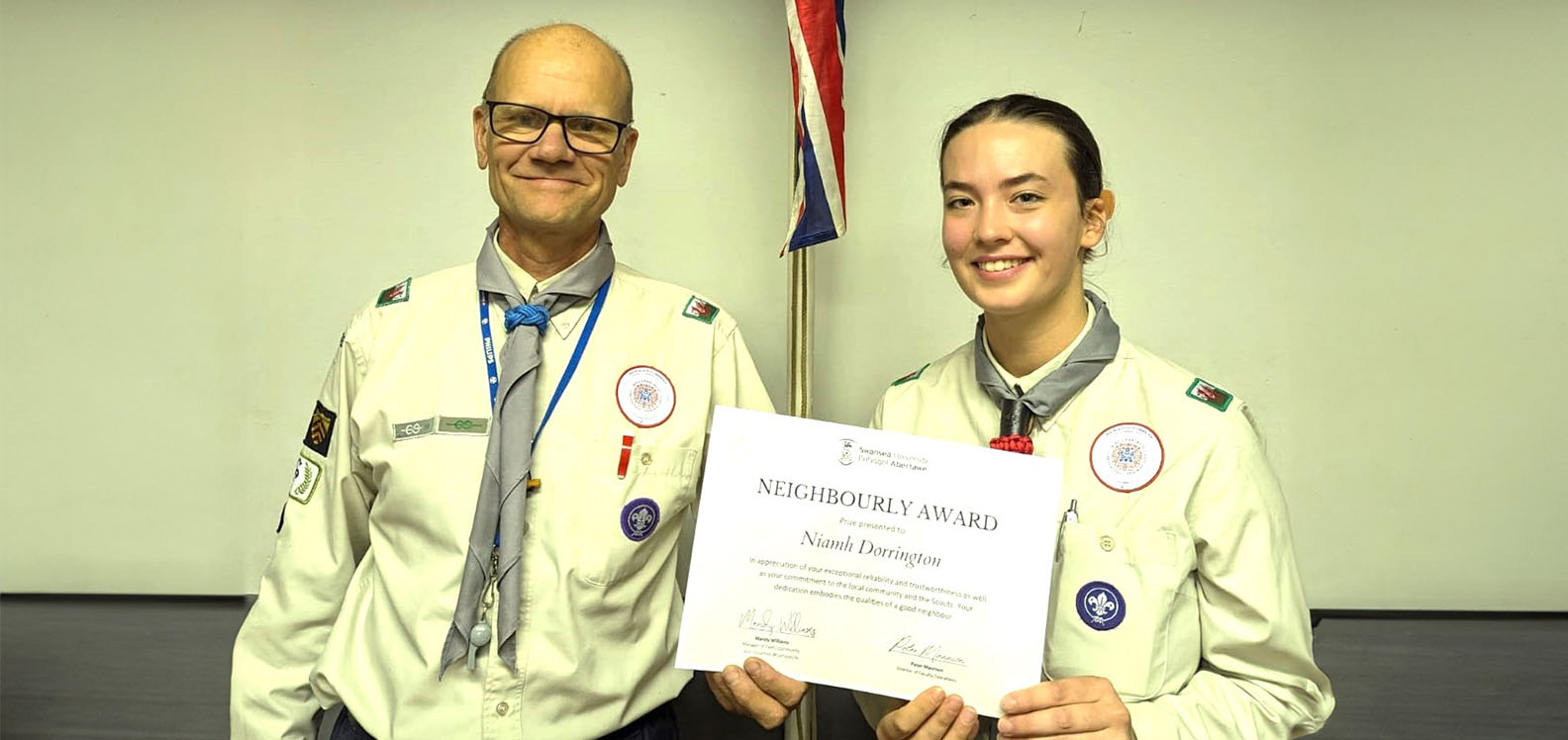 Student Niamh Dorrington receiving her Neighbourly Award certificate from Scout Leader Ben Ball.