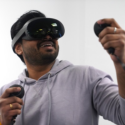 Student using Oculus VR headset
