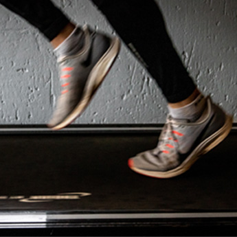 A person runs quickly on a treadmill 