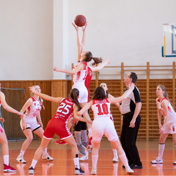 A female basketball team play basketball