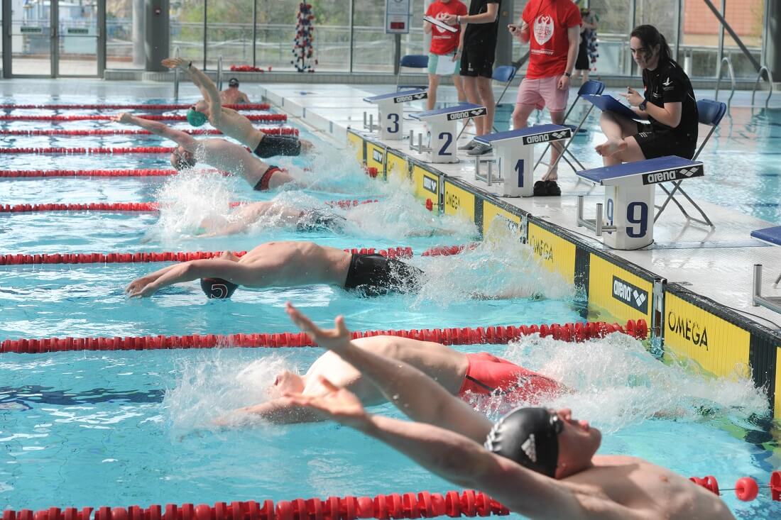 Swimmers stating race 