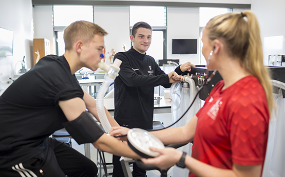 Students in the Exercise Physiology Laboratory doing an oxygen test
